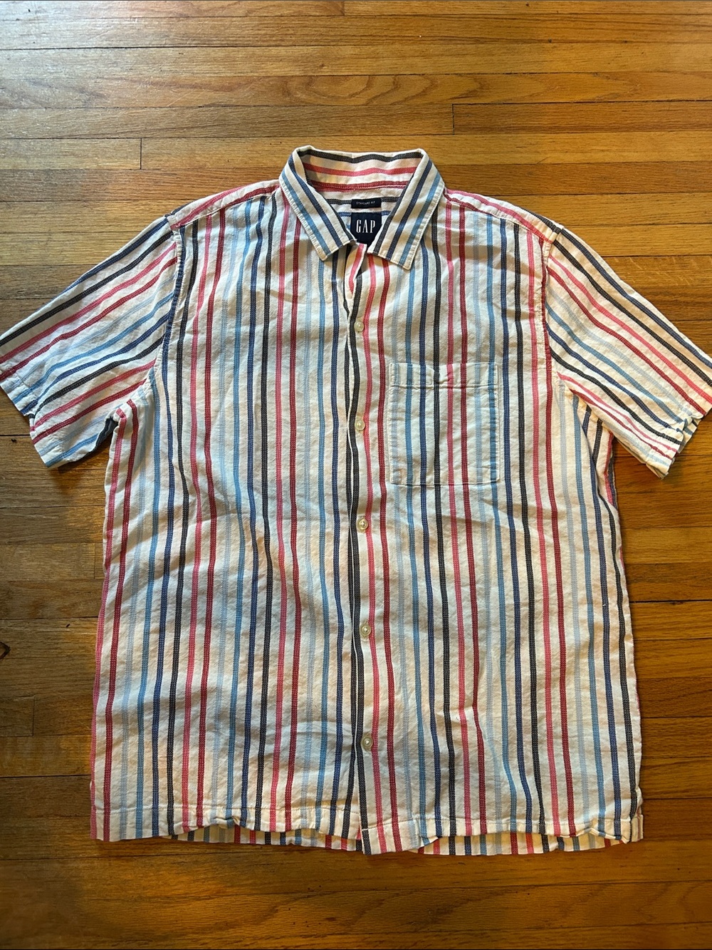 GAP Men’s Red, Blue & White Striped Short-Sleeve Button-Down Shirt size M